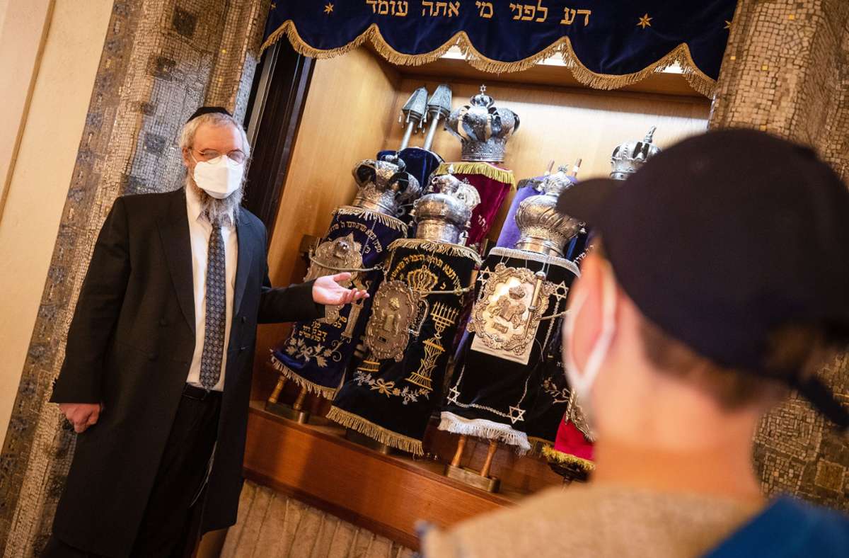 Der Stuttgarter Rabbiner Yehuda Pushkin beantwortet bei der Führung geduldig Fragen. Foto: Lichtgut/Christoph Schmidt