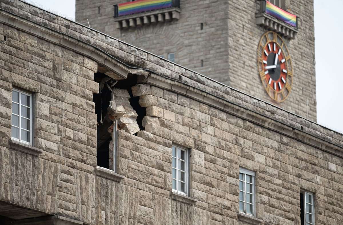 Mehrere Muschelkalkquader sind aus der Fassade gebrochen. Foto: dpa/Marijan Murat