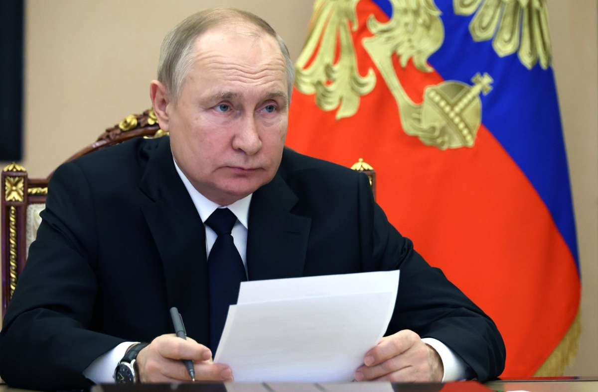 Es gibt einige bekannte Menschen, die sich über  Kreml-Chef Wladimir Putin  positiv geäußert haben. Und das trotz seiner Verbrechen. Foto: dpa/Mikhail Kuravlev