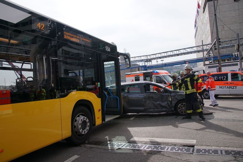 29.05.2018 Mehrere Verletzte bei Unfall mit Linienbus in Stuttgart