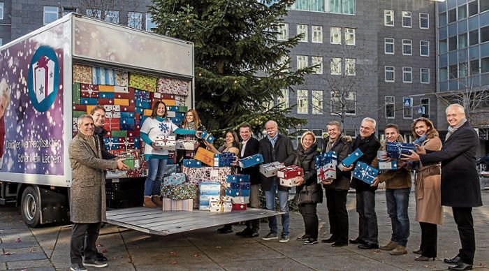 UNTERTüRKHEIM:  Mitarbeiter spenden 18 000 Geschenkpakete für sozial benachteiligte Kinder: Daimler-Beschäftigte schenken Kindern ein Lächeln