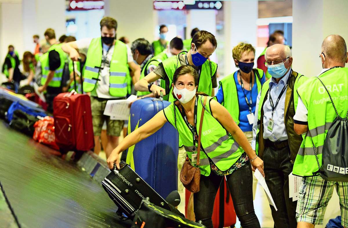Die Koffer kommen nicht aus dem Flugzeug – sie werden abgeholt von Menschen, die die Abläufe am künftigen Hauptstadtflughafen BER testen. Foto: dpa/Soeren Stache