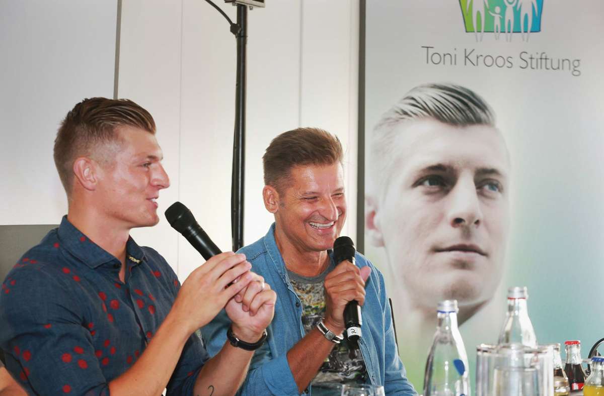 Hartmut Engler (re.) ist befreundet mit Fußball-Nationalspieler Toni Kroos.