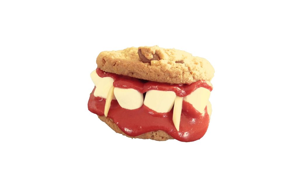 Für die gruseligen Gebisse mit Vampirzähnen benötigt man Chocolate-Chip-Cookies, Zuckerguss mit roter Lebensmittelfarbe und Marshmallows als Zähne.