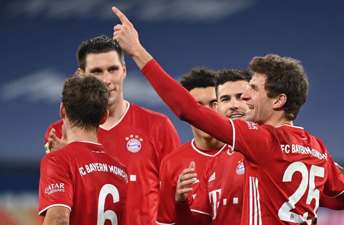 Glückliche Sieger: Der FC Bayern München gewinnt gegen Schalke. Thomas Müller (r.) macht gleich zwei Tore. Foto: AFP/INA FASSBENDER
