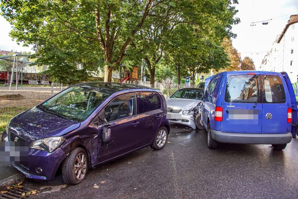 6.09. In der Forststraße im Stuttgarter Westen ist ein Autofahrer auf mehrere parkende Autos gekracht.