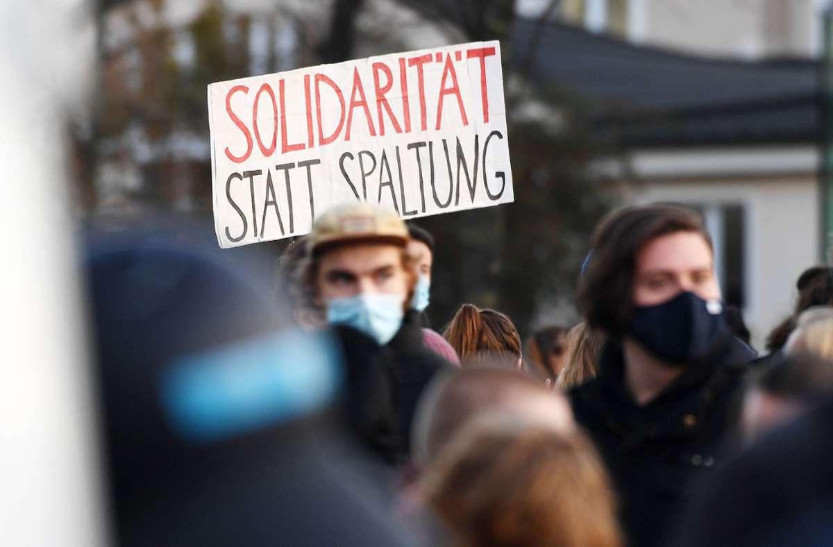 Kundgebung in Stuttgart: Für Solidarität, Demokratie, Natur und Umwelt demonstrieren