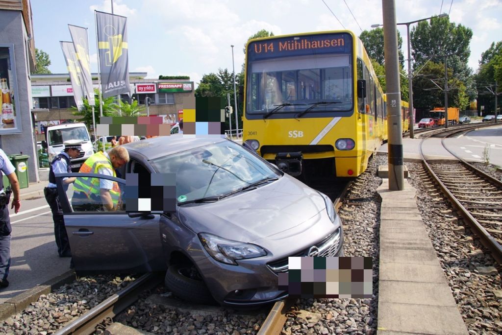 22.08.: In der Neckartalstraße ist ein Auto mit einer Stadtbahn zusammengestoßen.