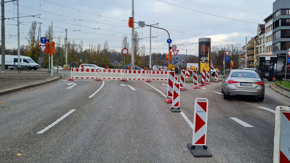 Defekte Ampel sorgt für Staus  in Stuttgart: Sperrung an der König-Karls-Brücke dauert bis Freitag an