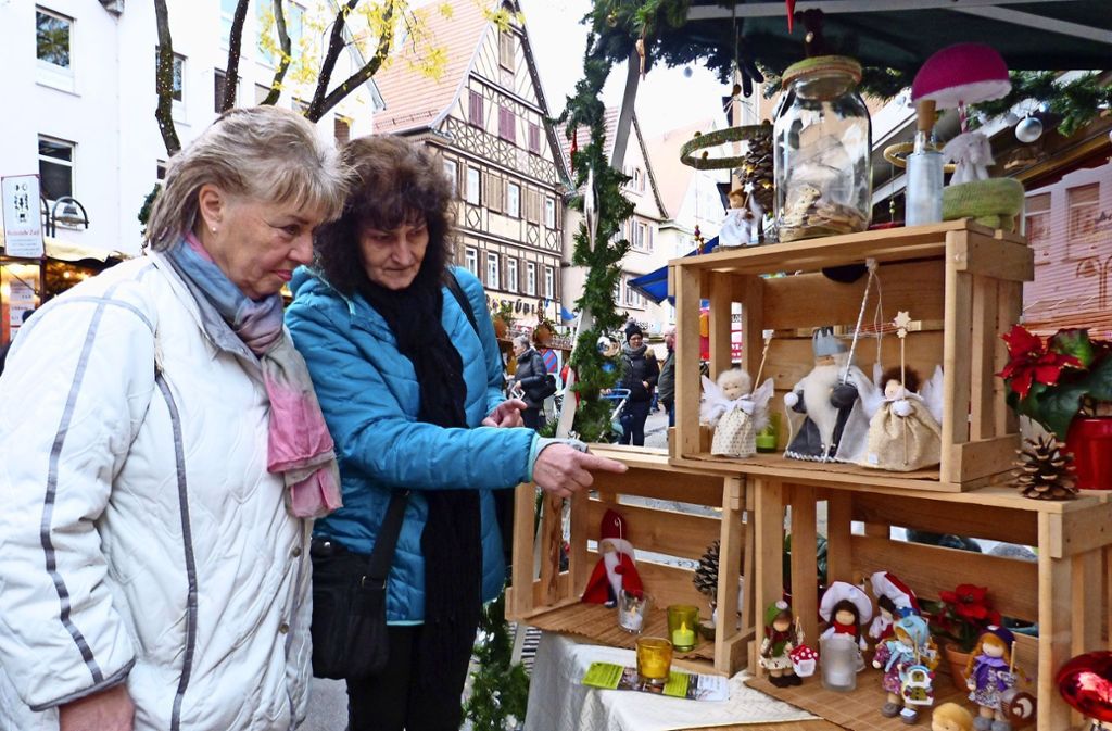 Niklasmarkt-Besucher lassen sich vom  Regen nicht abschrecken: Wetterkapriolen beim Niklasmarkt