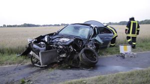 Fahrerin und schwangere Beifahrerin sterben  – Verursacher flüchtet