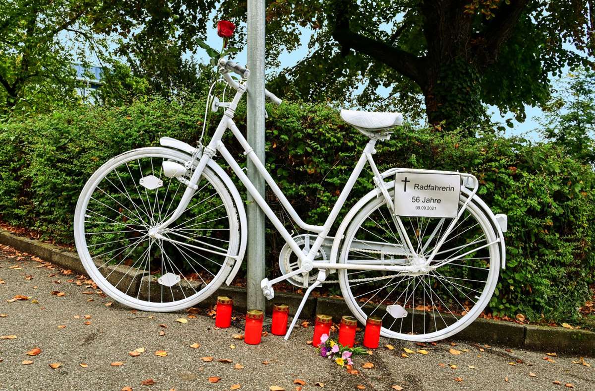 Radfahrerinnen und Radfahrer erinnern  an eine Frau, die im Sommer bei einem Unfall in Feuerbach ums Leben kam: Ein Autofahrer soll ihr die Vorfahrt genommen haben. Foto: Tom Bloch