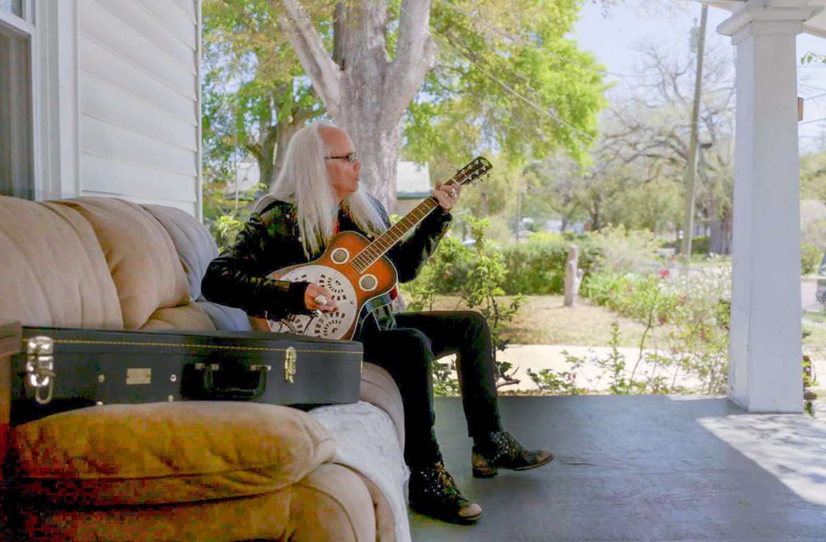 Der Gitarrist Rickey Medlocke auf seiner Veranda