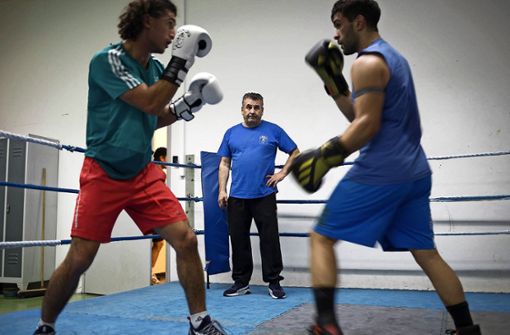 Ali Cukur mit seinen Boxschülern Bayar (links) und Kian Foto: Oliver Soulas