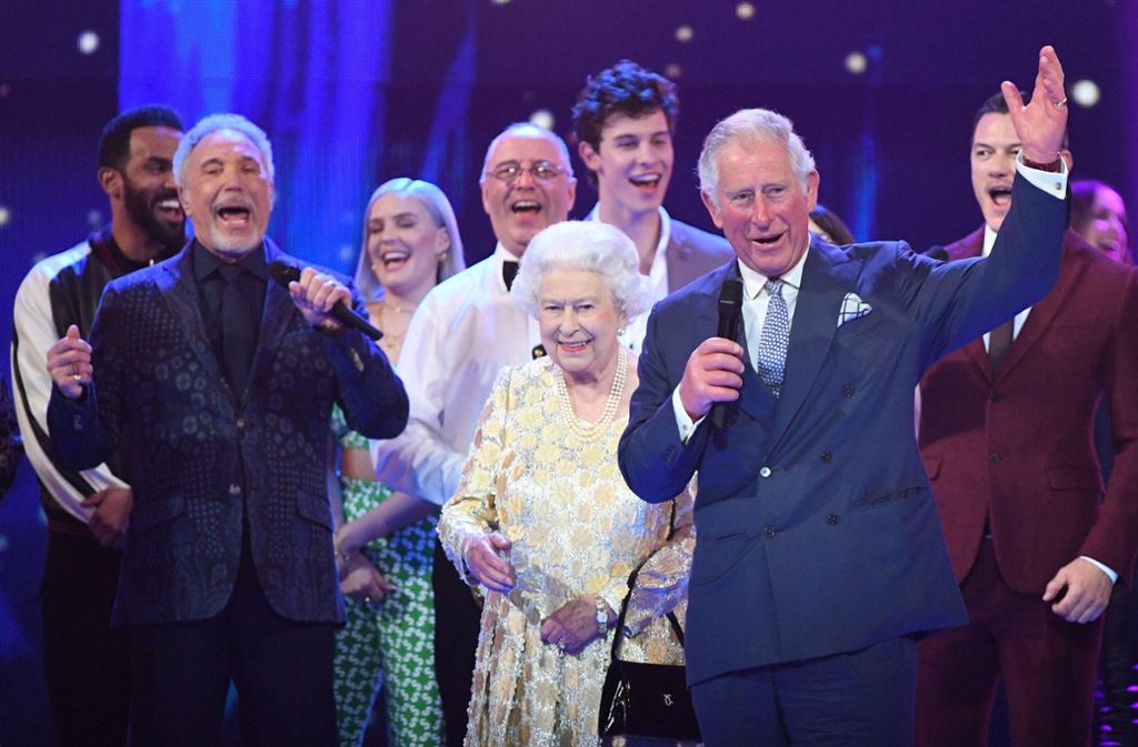 21.04.2018, Großbritannien, London: Prinz Charles (r) von Großbritannien und seine Mutter, Königin Elizabeth II, sowie Sir Tom Jones (l) und andere Künstler stehen auf der Bühne in der Royal Albert Hall beim Konzert zu ihrem 92. Geburtstag.