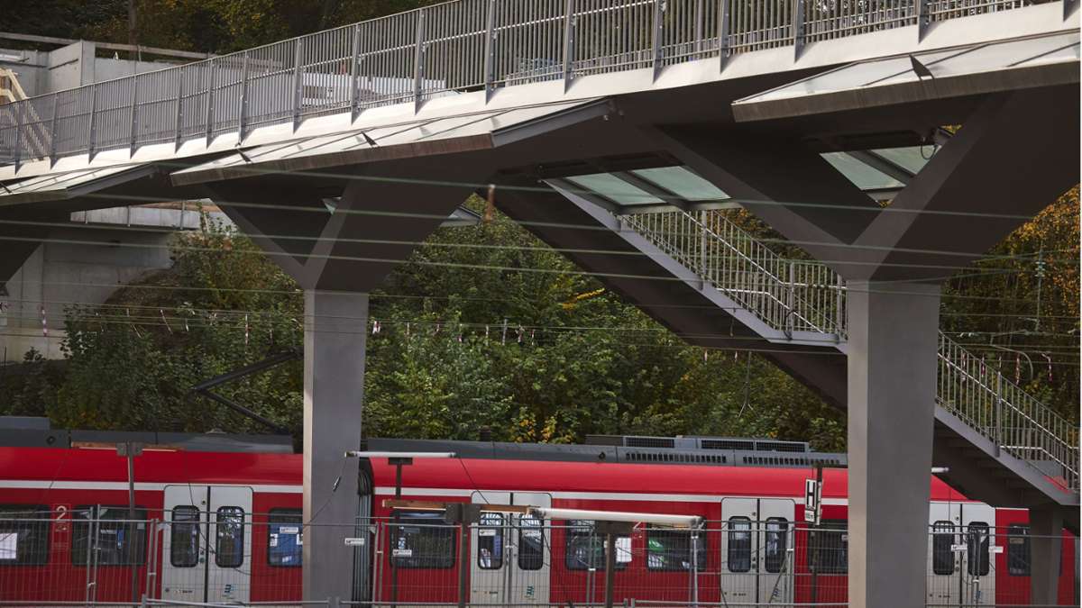 Backnanger Bahnhof: Unbekannter verletzt zwei Jugendliche – Polizei sucht Zeugen