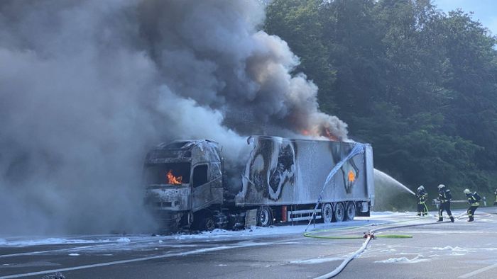 Lkw brennt  – Autobahn Richtung München zeitweise voll gesperrt