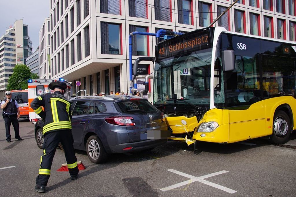 Mehrere Verletzte nach Kollision in der Innenstadt: Schwerer Unfall mit einem Bus in Stuttgart
