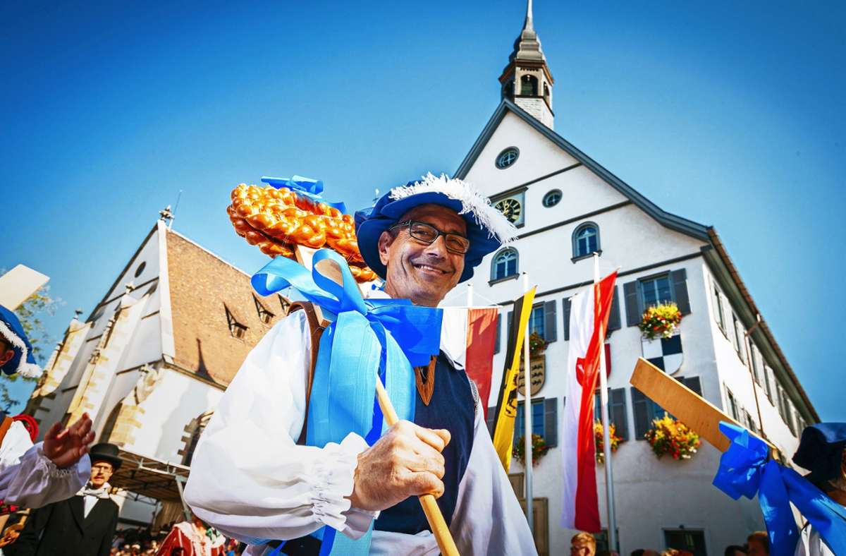 Die Darsteller können in historische Bäckerkleidung schlüpfen. Foto: Volksfestverein/ Niedermüller