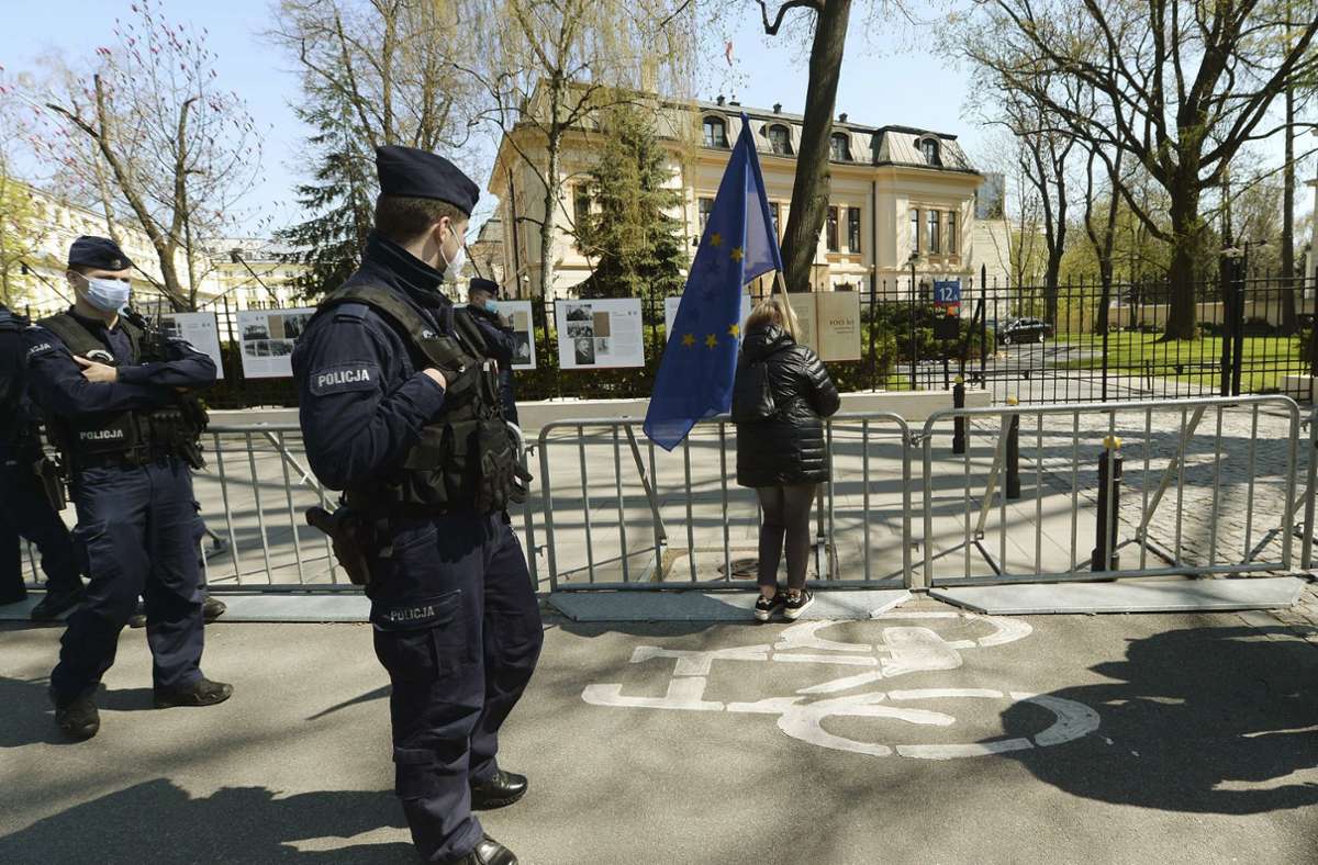 Eine Frau protestiert mit der  Flagge der Europäischen Union vor dem Verfassungsgericht in Warschau. Foto: dpa/AP/Czarek Sokolowski