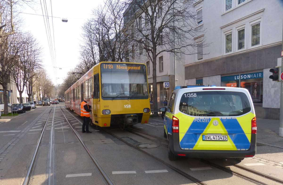Zwischen Wilhelms- und Daimlerplatz blockierte die Stadtbahn die König-Karl-Straße. Die Folge waren kurzfristige Verkehrsbehinderungen.