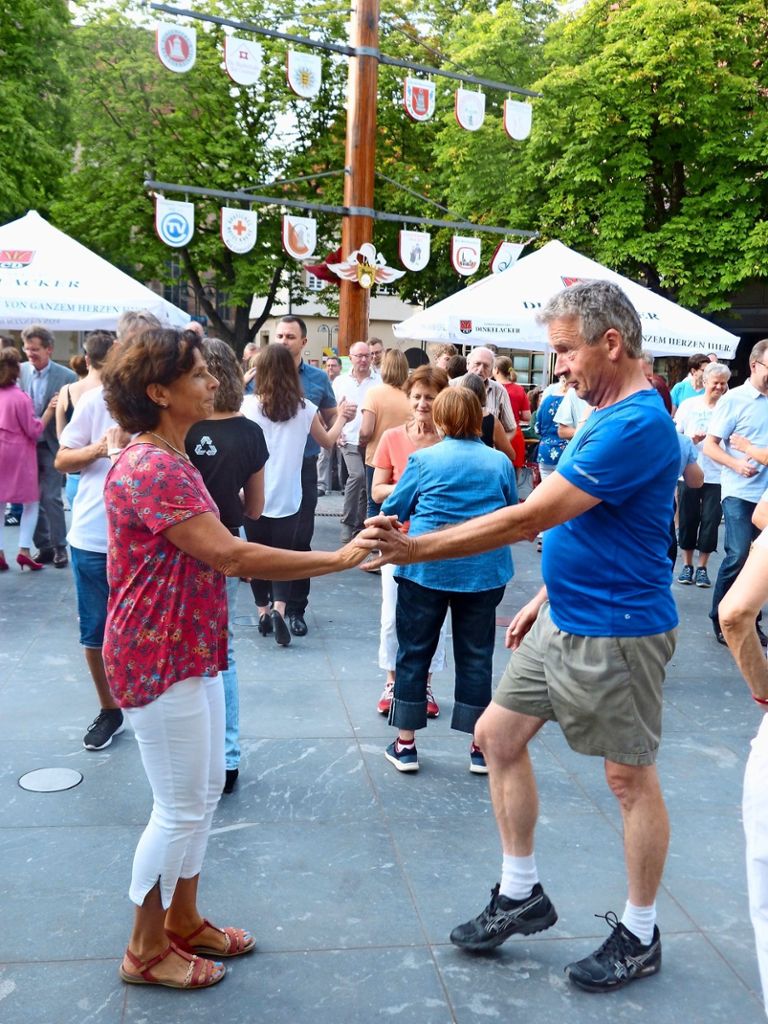 Veranstalter von „Cannstatt tanzt“ zufrieden – Etwa 150 Tänzer jeden Donnerstag: Heiße Sohle auf dem Cannstatter Marktplatz