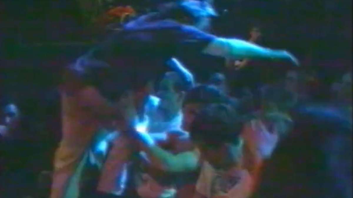 Szene vom Sick-Of-It-All-Konzert 1992 in der Bassbox: Körper purzeln übereinander.