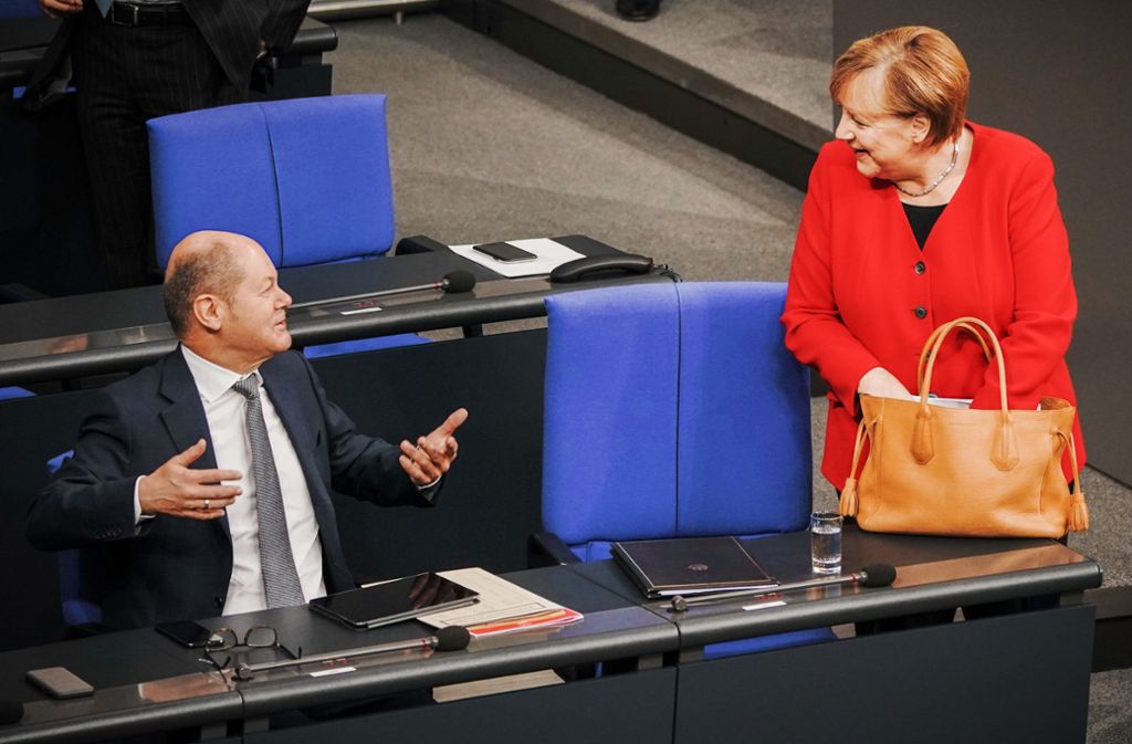 Vizekanzler Olaf Scholz und Kanzlerin Angela Merkel bei der Generaldebatte im Bundestag. Foto: dpa/Michael Kappeler