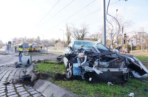 Der Wagen landete nach dem Zusammenstoß auf der Grünfläche des Kreisverkehrs. Foto: /Andreas Rosar