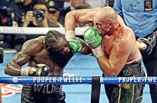Tyson Fury (re.) hat Deontay Wilder im Februar 2020 bereits besiegt. Foto: AFP/JOHN GURZINSKI