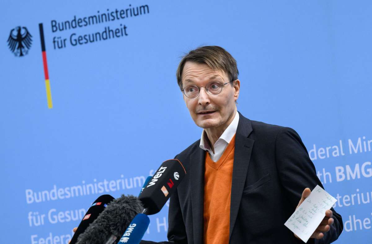 Bundesgesundheitsminister Karl Lauterbach ruft noch zur Vorsicht auf. (Archivbild) Foto: dpa/Bernd von Jutrczenka