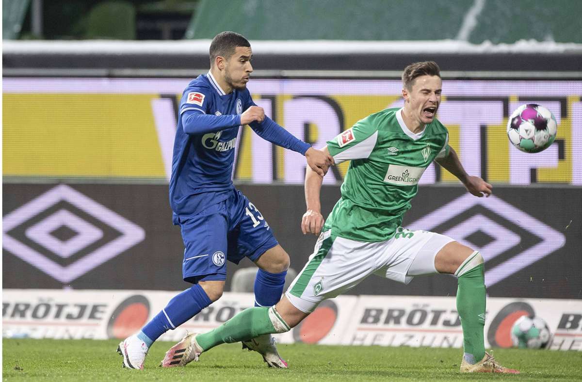 Schalke (hier mit dem Brasilianer William/li.)  gegen Werder (mit Marco Friedl)  – dieses Duell der beiden Traditionsclubs steigt jetzt in der zweiten Liga.