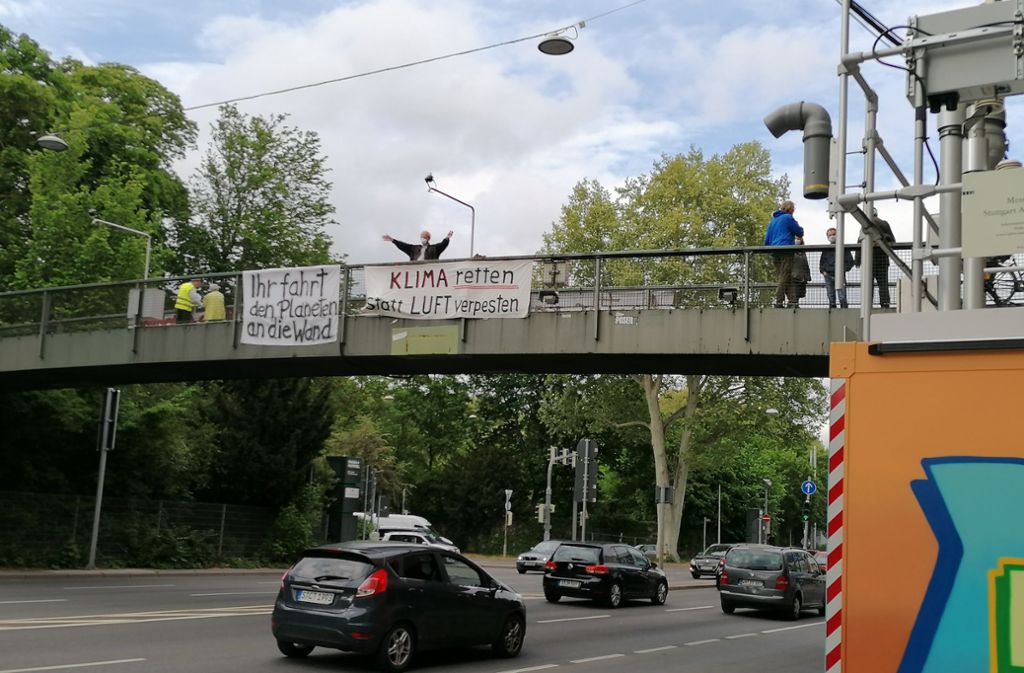Aktion von Bürgerinitiative Neckartor in Stuttgart: „Corona + Feinstaub – eine tödliche Kombination“