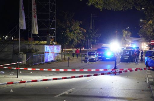 Die Polizei sperrt den Tatort in Bad Cannstatt ab. Foto: Andreas Rosar/Fotoagentur Stuttgart