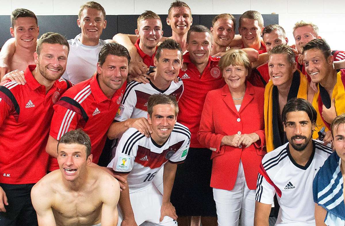 16. Juni 2014: Weltmeisterschaft in Brasilien: Das Foto von einem Besuch der Kanzlerin in der Kabine der Nationalmannschaft ist berühmt geworden – es zeigt Angela Merkel und die Fußballer nach dem Spiel gegen Polen in der Vorrunde der WM. Im Juli dann wurde die deutsche Nationalmannschaft in Brasilien Fußball-Weltmeister.