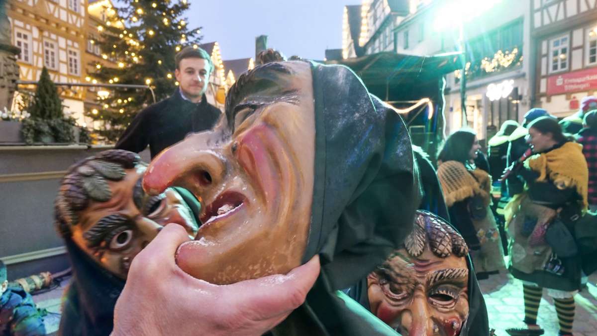 Der Weihnachtsbaum steht noch, und die Narren sind schon am Feiern: Die Leonberger Waldhexen mischen den Marktplatz auf.