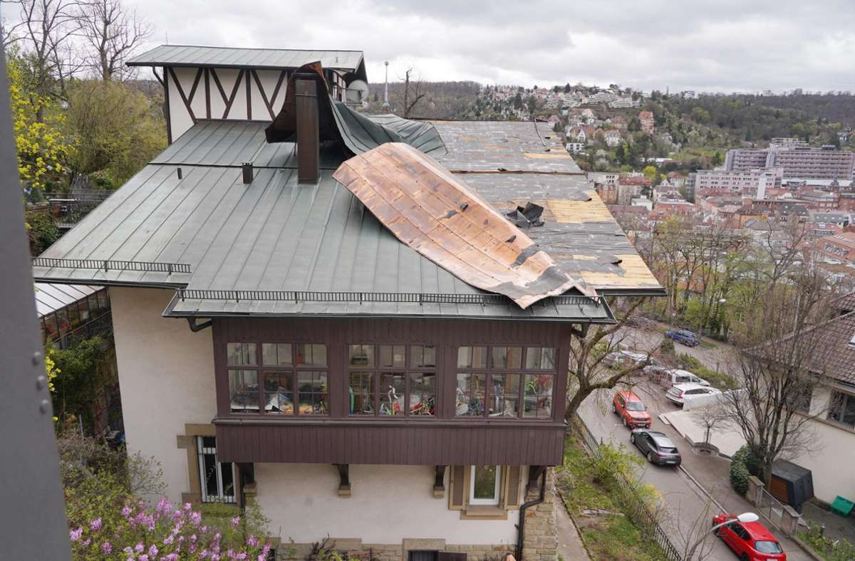 Durch den Wind hat sich ein Teil des insgesamt 200 Quadratmeter großen Kupferdaches verbogen.