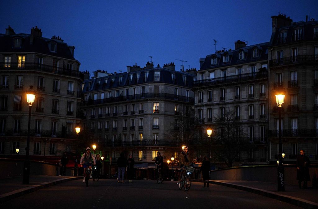 Coronakrise in Frankreich: Paris applaudiert den Helfern