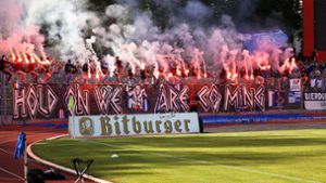 Kickers-Fans brennen Pyros ab – Polizei ermittelt