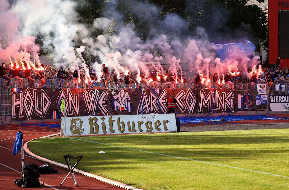 Eintracht Trier gegen Stuttgarter Kickers: Kickers-Fans brennen Pyros ab – Polizei ermittelt