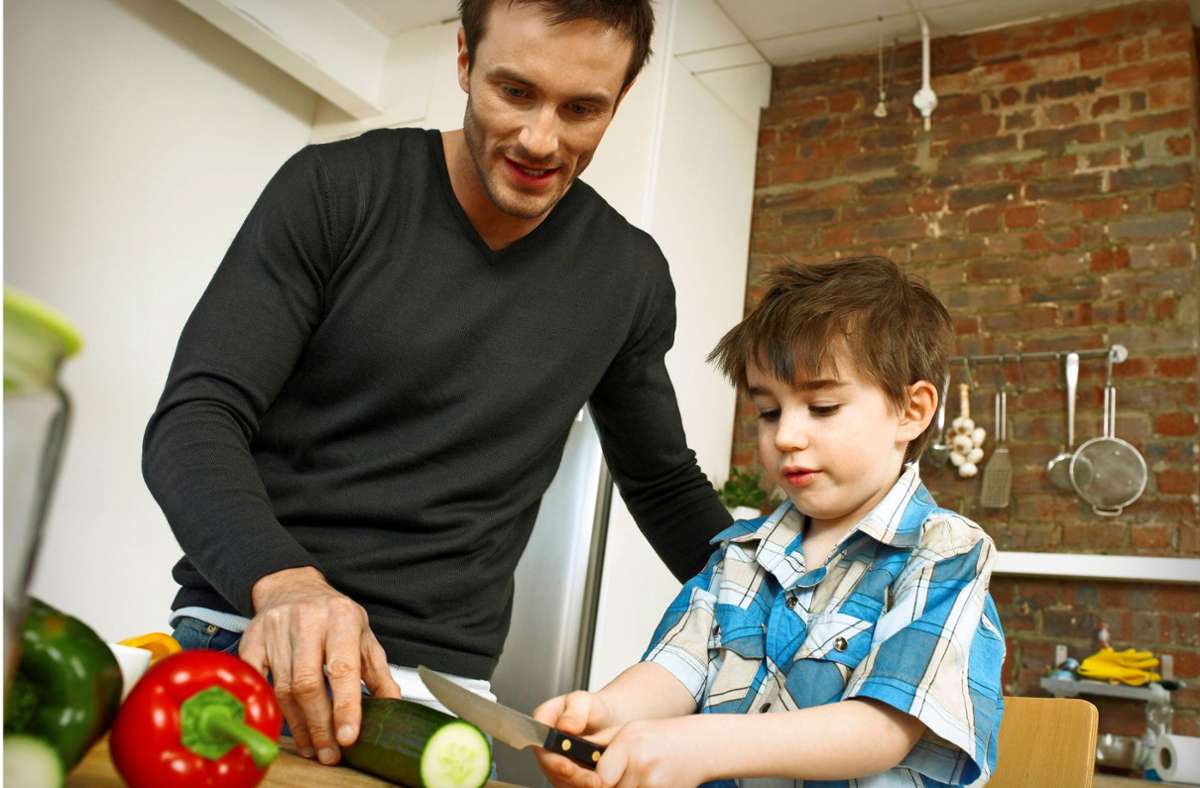 Schnippeln, rühren, abschmecken: Kinder helfen gern in der Küche. Foto: imago images/ingimage