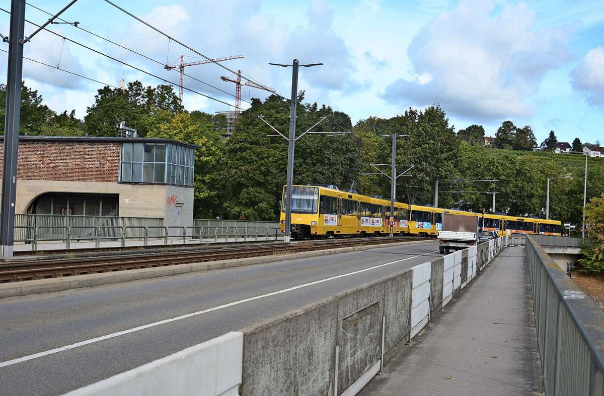 Anwohnerinnen und Anwohner klagen über eine hohe Lärmbelastung durch den Stadtbahnverkehr im Bereich der Hofener Schleuse. Foto: Janey Schumacher