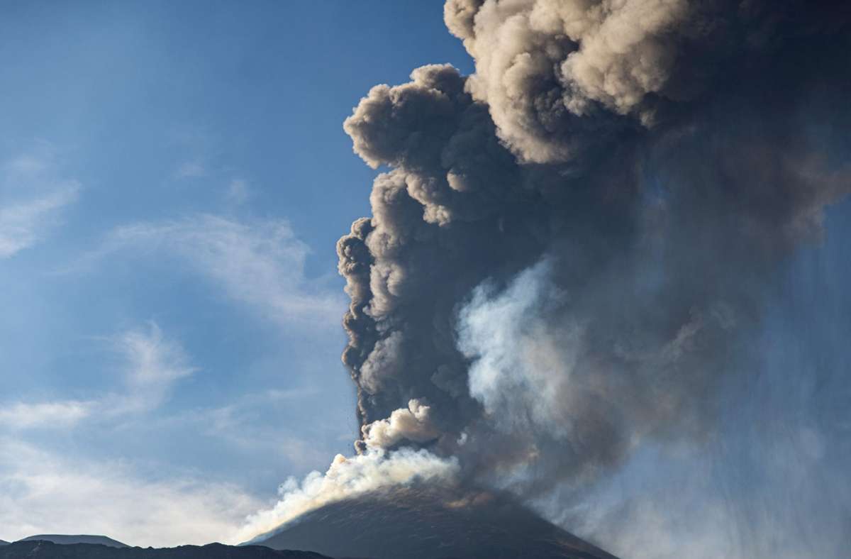 Flughafen stellt Betrieb ein: Vulkan Ätna in Italien spuckt Asche