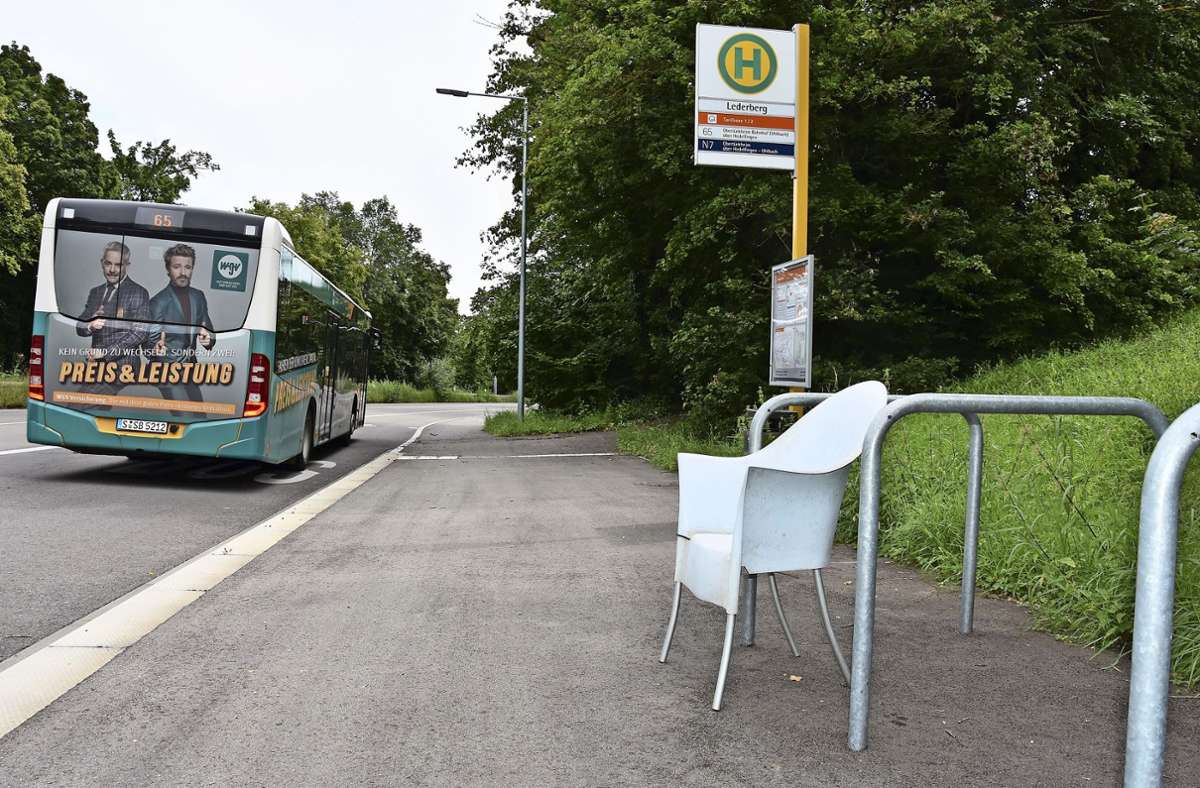 Öffentlicher Nahverkehr in Lederberg: Ein  Sessel für wartende Busfahrgäste