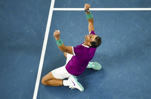 Rafael Nadal kann sein Glück kaum fassen: Keiner hat so viele Grand-Slam-Turniere gewonnen wie der Spanier. Foto: imago images/AAP/JAMES ROSS via www.imago-images.de