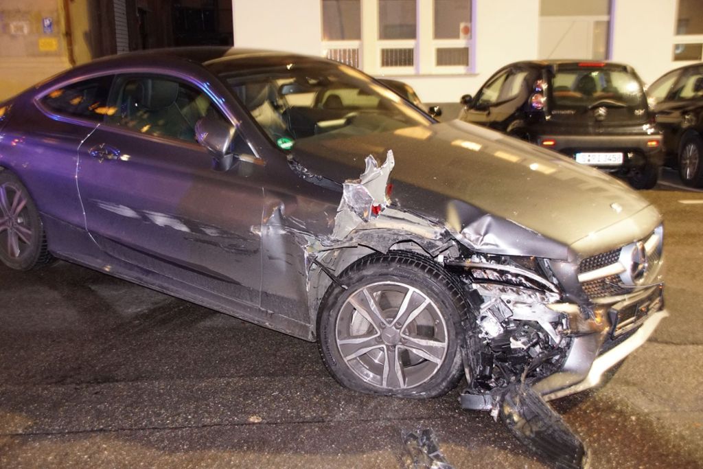 13.12.2017 70.000 Euro Schaden - Autofahrer beschädigt in Stuttgart zwölf Fahrzeuge