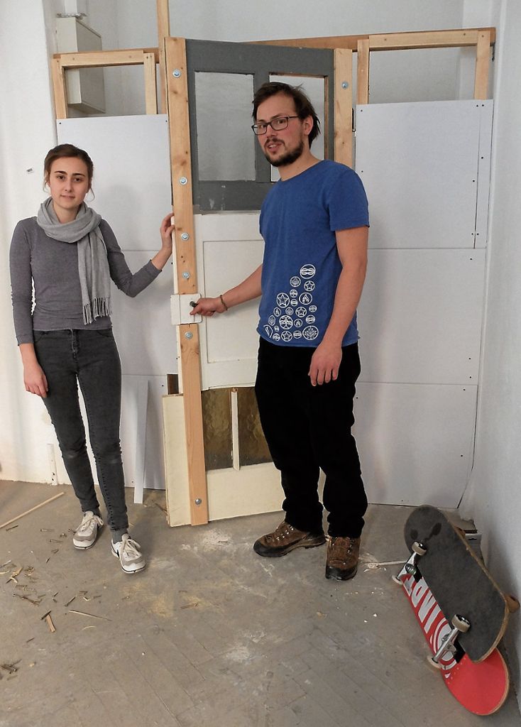 Anna Carla Ebert (li.) und Bernhard Böhringer an dessen Tür „Ich habe es so gewollt“ im Atelier Wilhelmstraße 16. Foto: Frey
