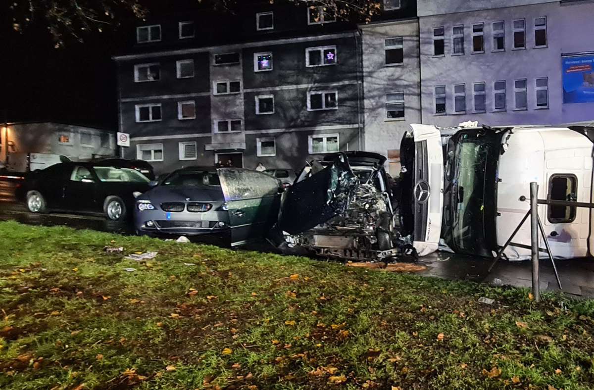 Unfall in Essen: Lastwagen rammt Linienbus – fünf Verletzte