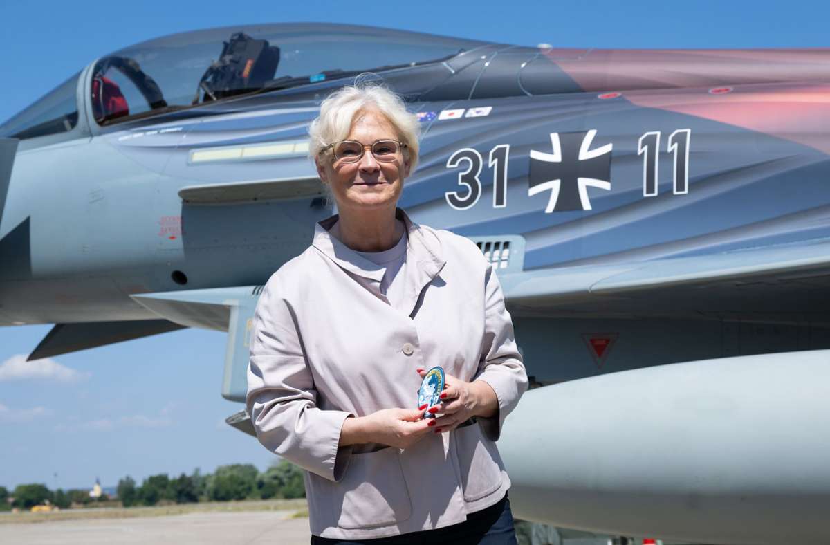 Heavy Metal für den Schlagerfan – Verteidigungsministerin Christine lambrecht hat am Freitag das Eurofighter-Geschwader in Bayern beucht. Foto: dpa/Sven Hoppe