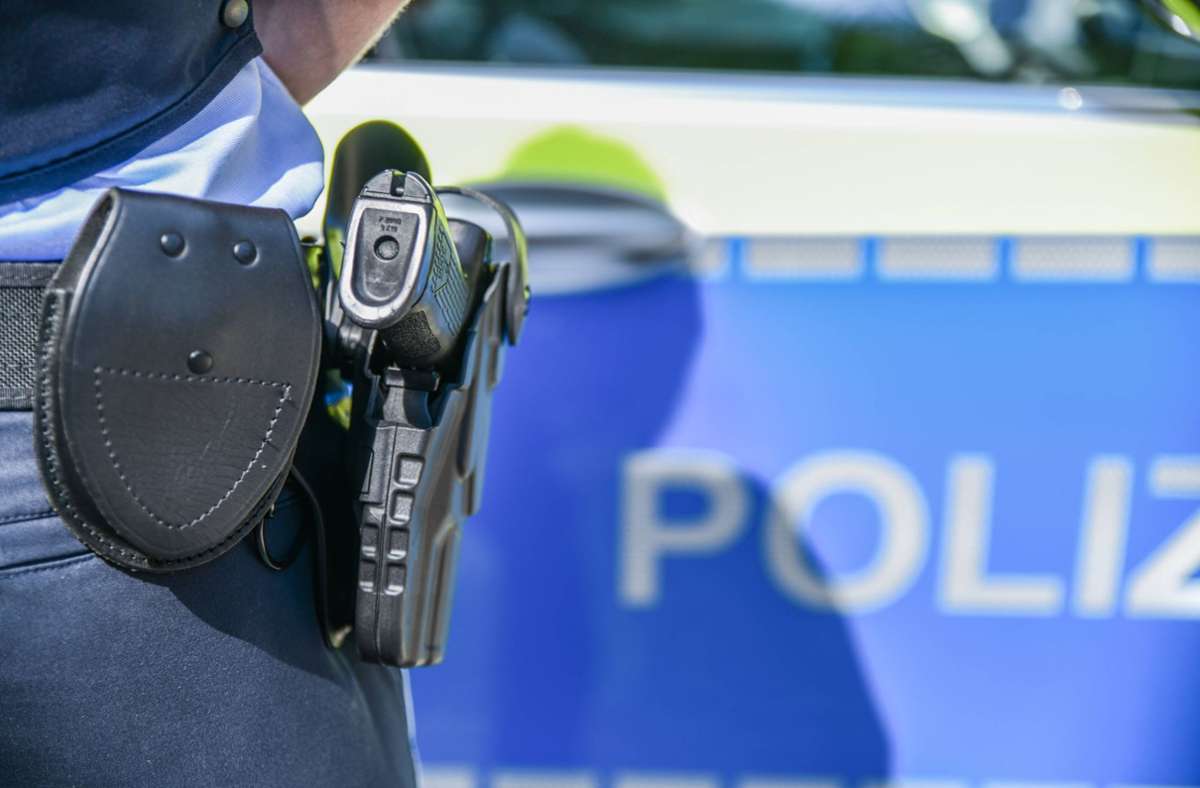 Esslingen: Betrunkener stört den Verkehr und schlägt unvermittelt auf Polizisten ein